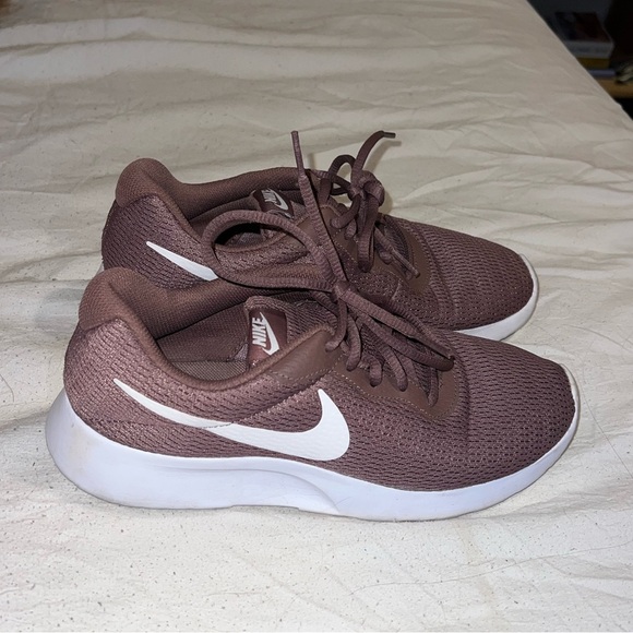 Nike Shoes - Nike Roshe Sneakers